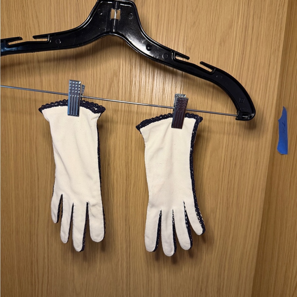 Elegant Vintage White Gloves with Navy  Trim